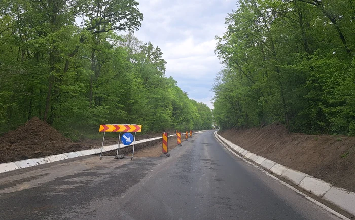 Drumul Botoșani - Târgu Frumos s-a stricat înainte de terminarea lucrărilor. FOTO Cosmin Zamfirache