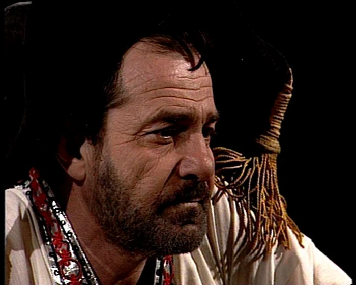 
    A avut roluri  de militar    