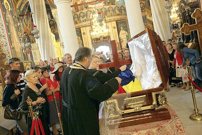 Preotul şi soţia politicianului au aşezat tricolorul peste trupul lui Vadim Tudor