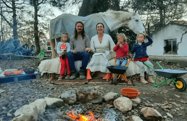 Cazul familiei care a rămas fără copiii pe care îi creștea într-o pădure din Italia, alături de cai, măgari și găini. Reacția lui Meloni