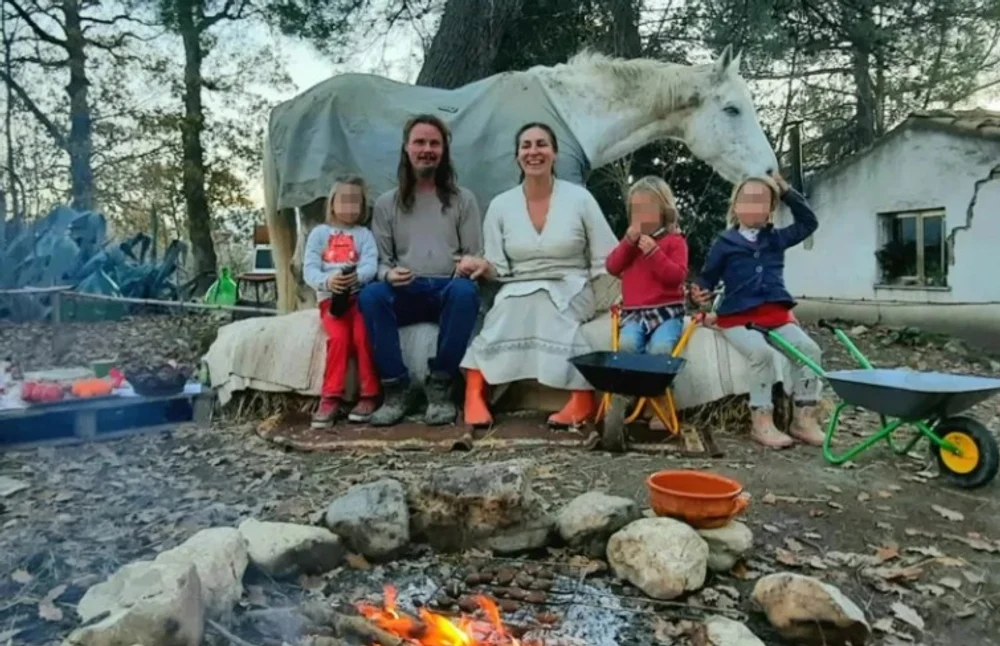 Cazul familiei care a rămas fără copiii pe care îi creștea într-o pădure din Italia, alături de cai, măgari și găini. Reacția lui Meloni