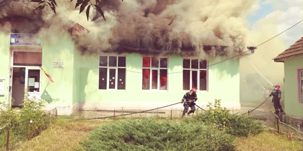 Şcoala din Dorobantu a ars FOTO ISU Tulcea