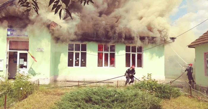 Şcoala din localitatea Dorobanţu a ars FOTO ISU Delta Tulcea