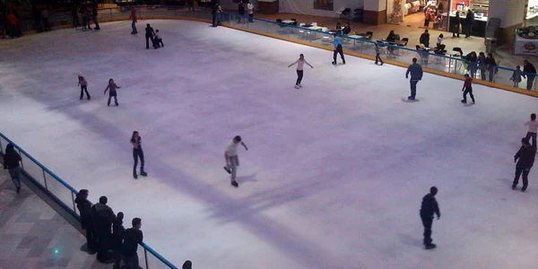 Patinoarul este amplasat în fosta locaţie a Interexului 