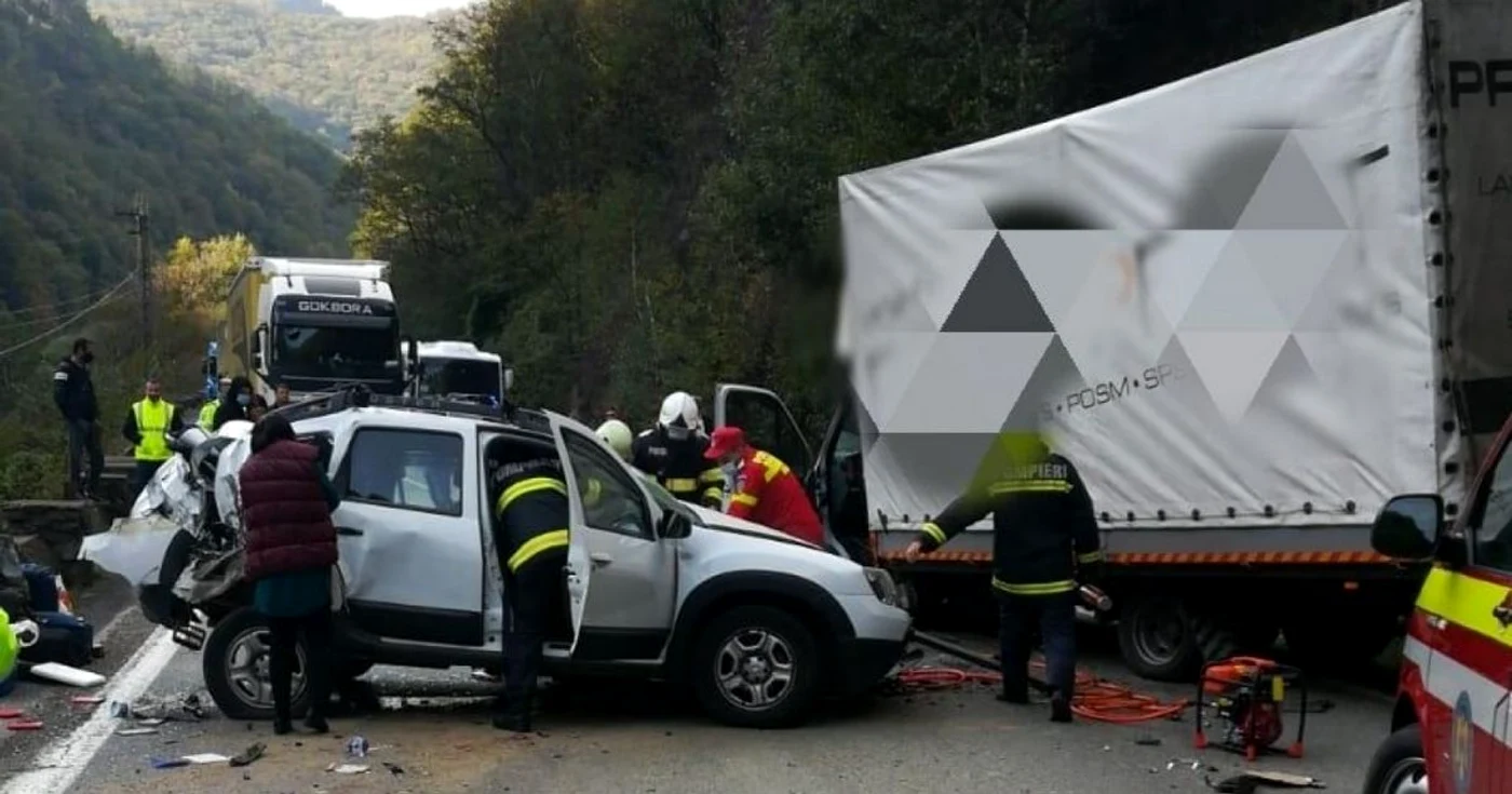 Accident pe Valea Oltului - DN7 în Brezoi Vâlcea - coliziune între un autoturism şi un camion cu o persoană încarcerată Foto Adevărul