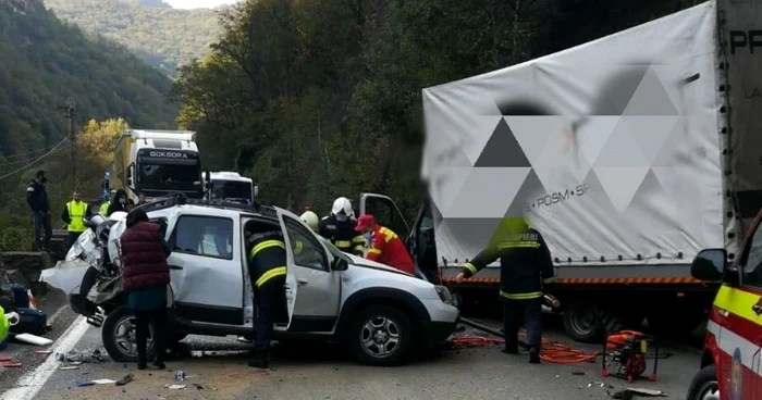 Accident pe Valea Oltului - DN7 în Brezoi Vâlcea - coliziune între un autoturism şi un camion cu o persoană încarcerată Foto Adevărul