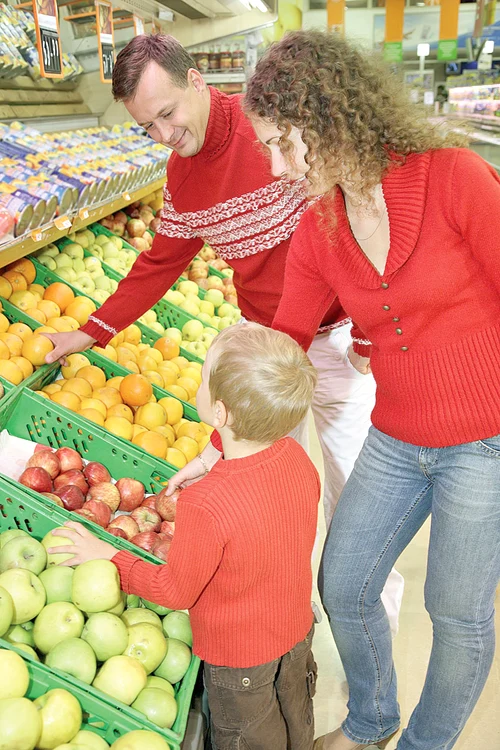 
    Când faci cumpărăturile la magazin, ar trebui să pui fructele şi legumele pe un bon separat  