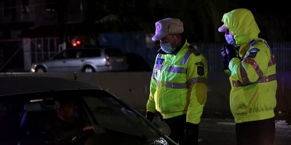 Filtru de poliţie după ora 10 seara în Bragadiru Ilfov 23 martie 2020 FOTO Sever Gheorghe