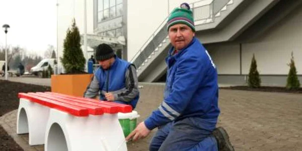 Muncitorii au fost mobilizaţi pentru vopsitul băncilor Foto: Stelian Grăjdan