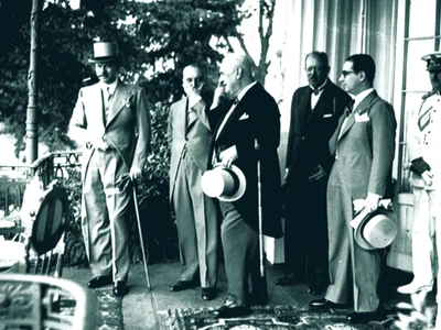 Urdăreanu (al treilea de la dreapta), în compania Regelui Carol al II-lea şi, între alţii, a lui Constantin Argetoianu. Fotografie din 1939