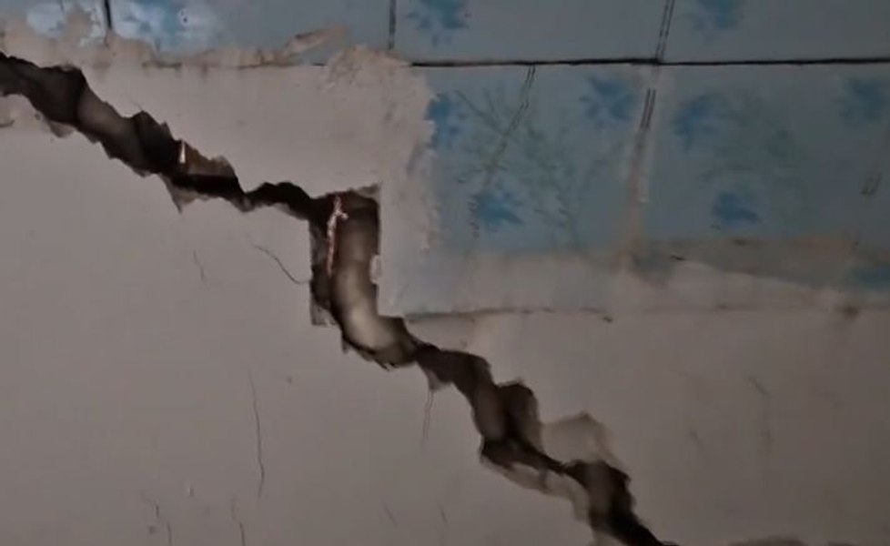 Alunecări de teren în Slănic-Prahova. Casele au început să se crape de câteva luni