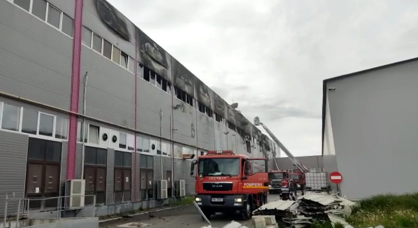 Un incendiu a cuprins una din clădirile fabricii de hârtie din Dej, dar pompierii au intervenit prompt