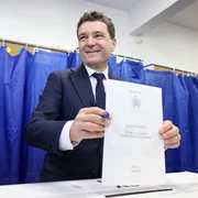 Nicușor Dan votează în primul tur al alegerilor prezidențiale în București. FOTO Inquam Photos / George Călin