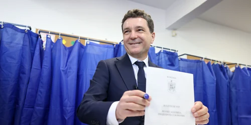 Nicușor Dan votează în primul tur al alegerilor prezidențiale în București. FOTO Inquam Photos / George Călin