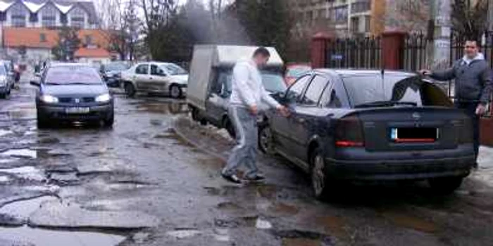 Şoferii sunt revoltaţi de gropile de pe strada Chiristigii