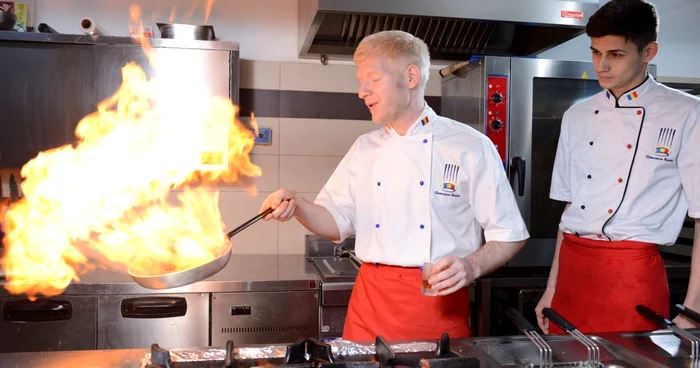 Chef Costin, expertul într-ale gastronomiei de la Cervo, alături de un ajutor de încredere  FOTO Sorin Stana