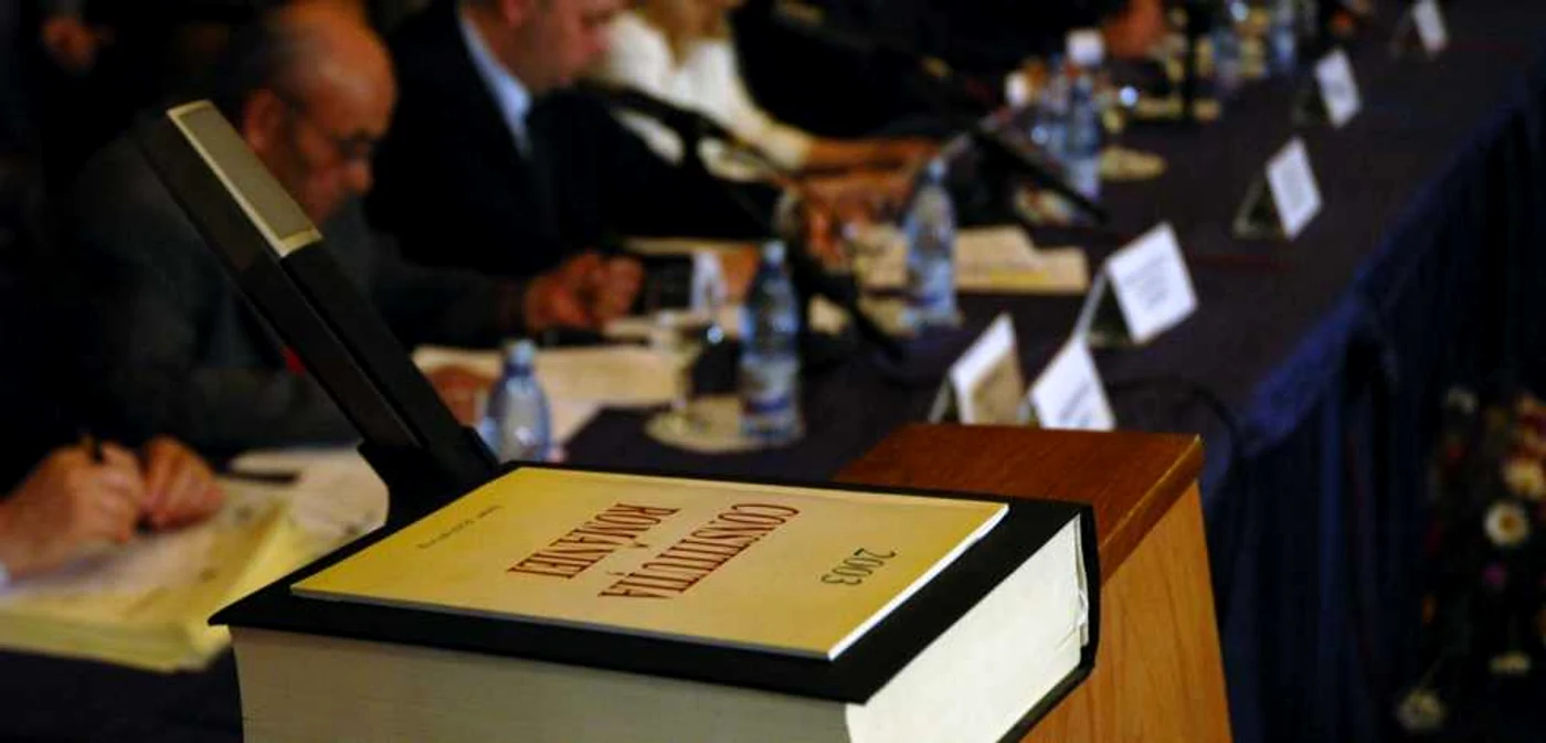 „Ce va face viitorul „şef al statului” după ce va citi Constituţia? „Se va întoarce”, veţi spune. Da, se va întoarce pe cealată parte şi va mai trage un pui de somn. ” FOTO: Adevărul