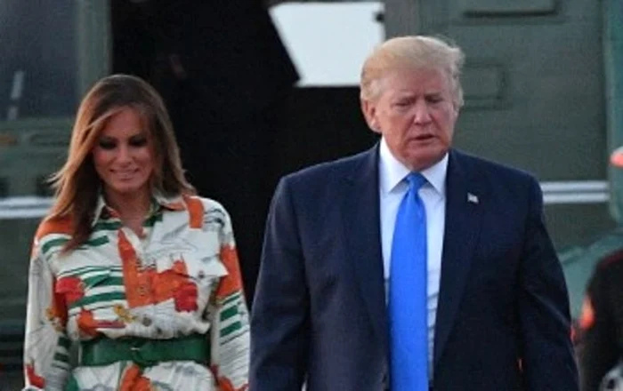 
    Melania Trump, într-o ținută elegantă și sobră, la aterizarea pe aeroportul din Londrafoto: EPA  