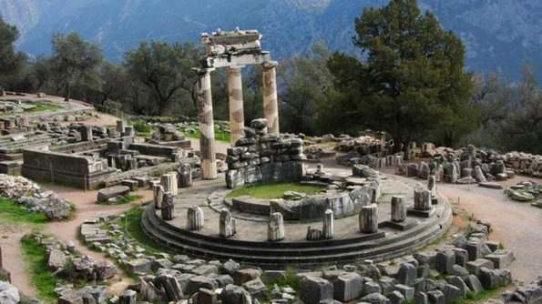 Complexul de la Delphi: ruinele mitologiei jpeg