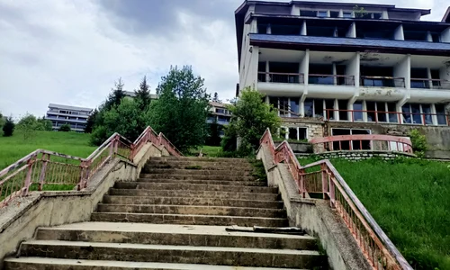 Mini-hotelurile abandonate din staţiunea Vidra - Vâlcea Foto Daciana Stoica - Adevărul