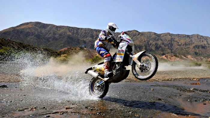 La raliul Dakar participă şi motociclete