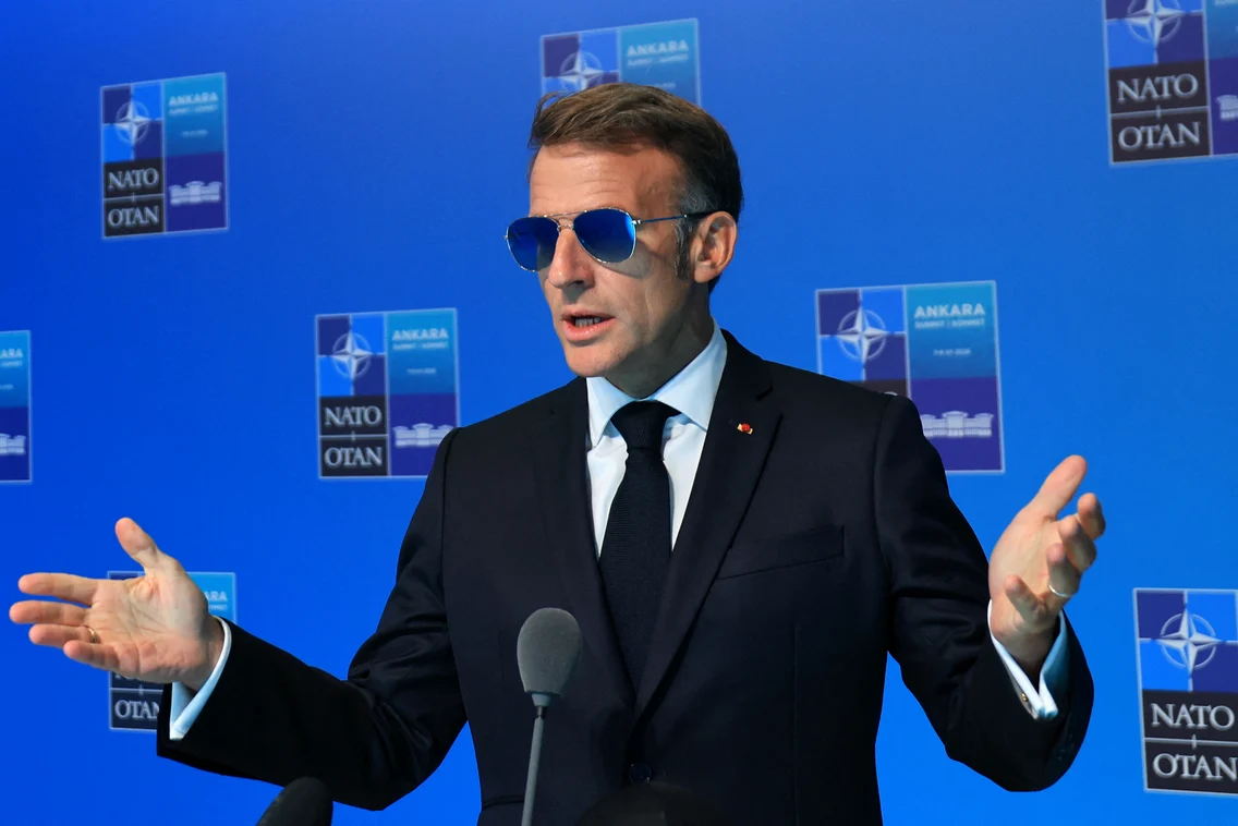 Emmanuel Macron cu ochelari de soare la Summitul NATO FOTO AFP
