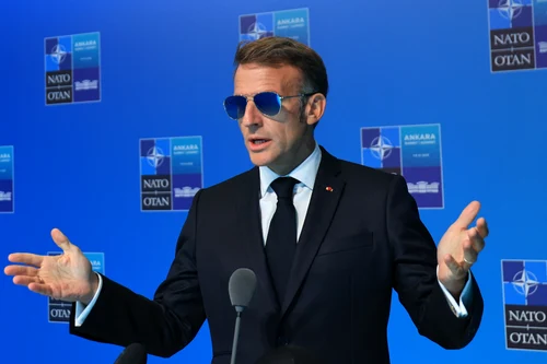Emmanuel Macron cu ochelari de soare la Summitul NATO FOTO AFP
