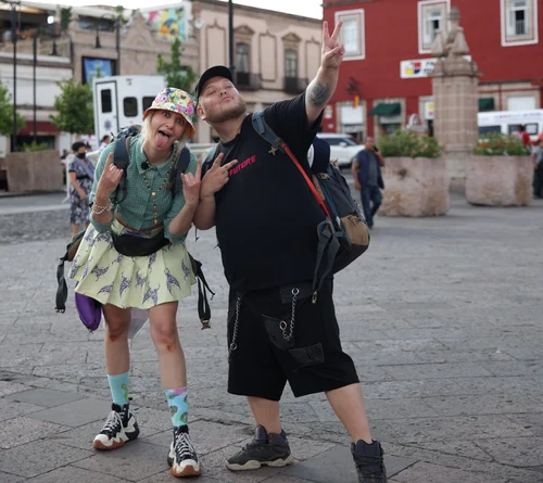 Rapperița Bruja și  coechipierul ei, Pufeh