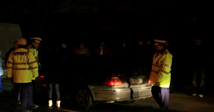 Oamenii legii efectuează cercetări