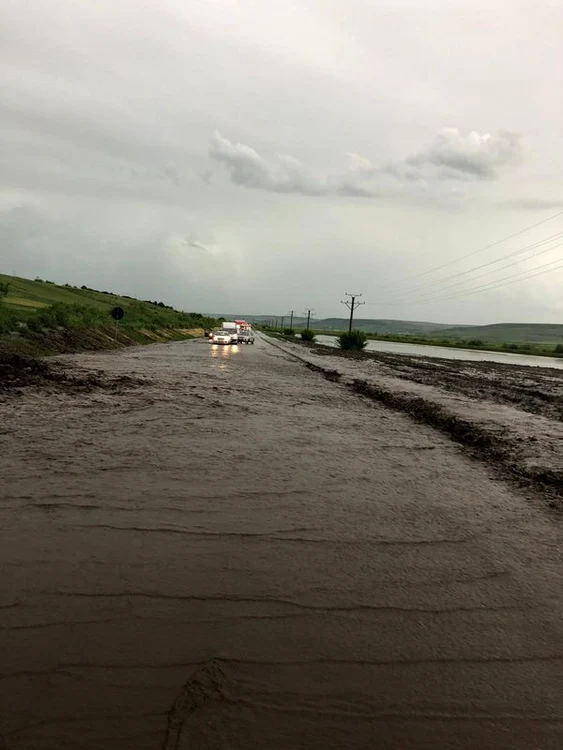 Precipitațiile puternice din ultimele 24 de ore au produs mari inundații în județul Arad