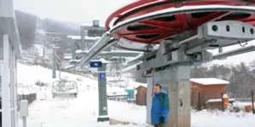 În lipsa turiştilor, zăpada s-a aşternut peste telescaune