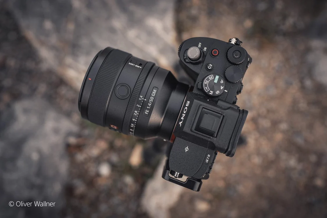 Sony FE 50mm F.14 G Master montat pe cameră.