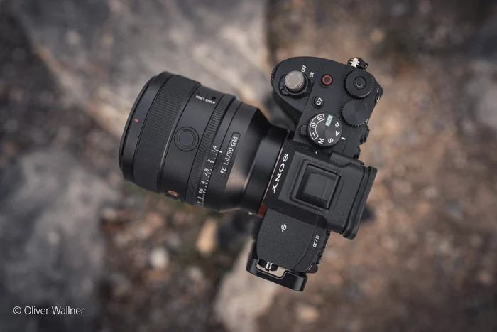 Sony FE 50mm F.14 G Master montat pe cameră.
