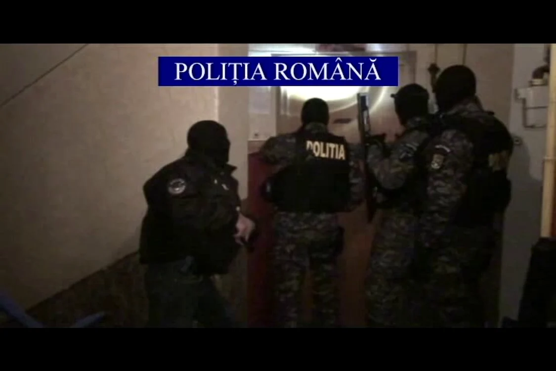 
    Mascații au intrat peste cămătari în această dimineață  