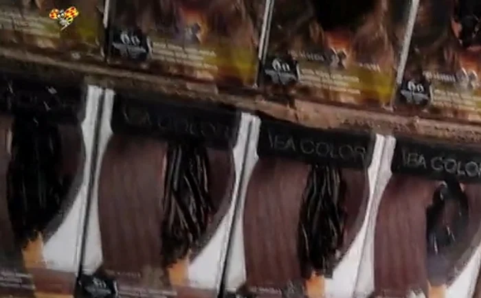 Fețele de pe cutiile cu vopsea de păr au fost acoperite cu marker