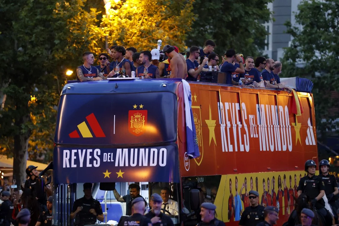 Fotbaliștii au făcut turul orașului într-un autocar descoperit (FOTO: Getty Images)