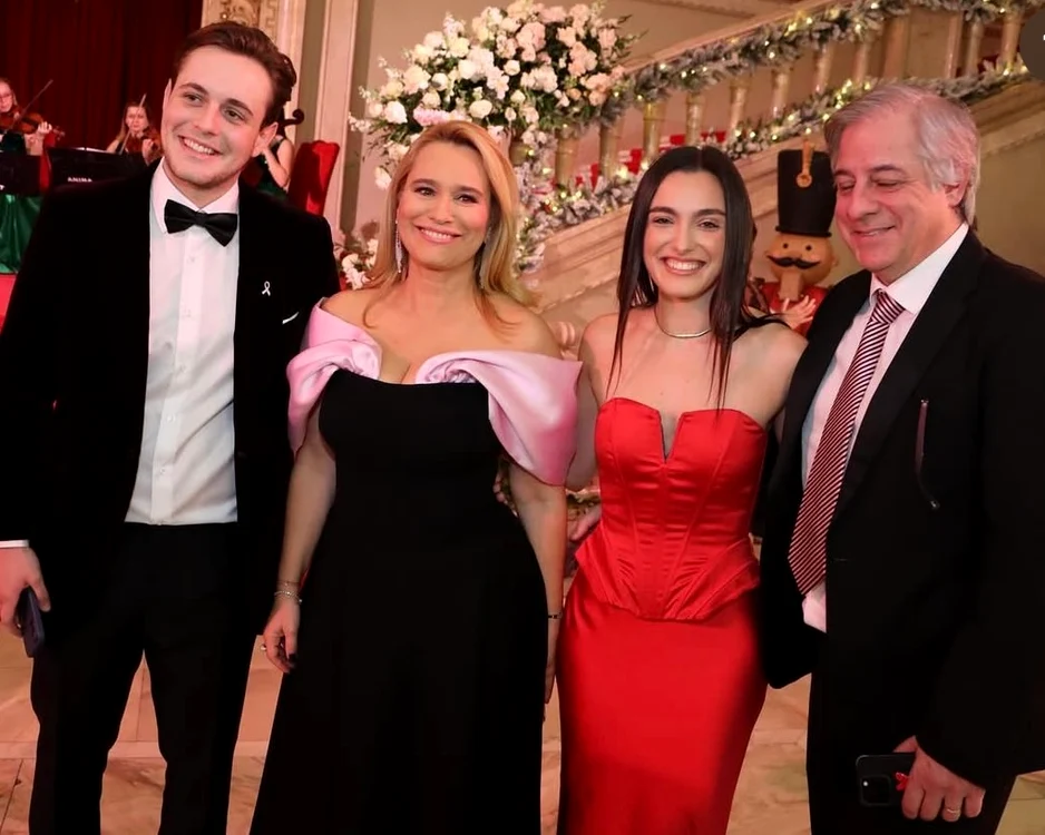 Andreea Esca, alături de familie / FOTO: arhivă