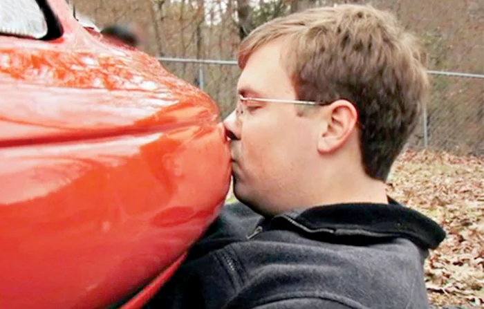 Are o relaţie intimă cu maşina sa