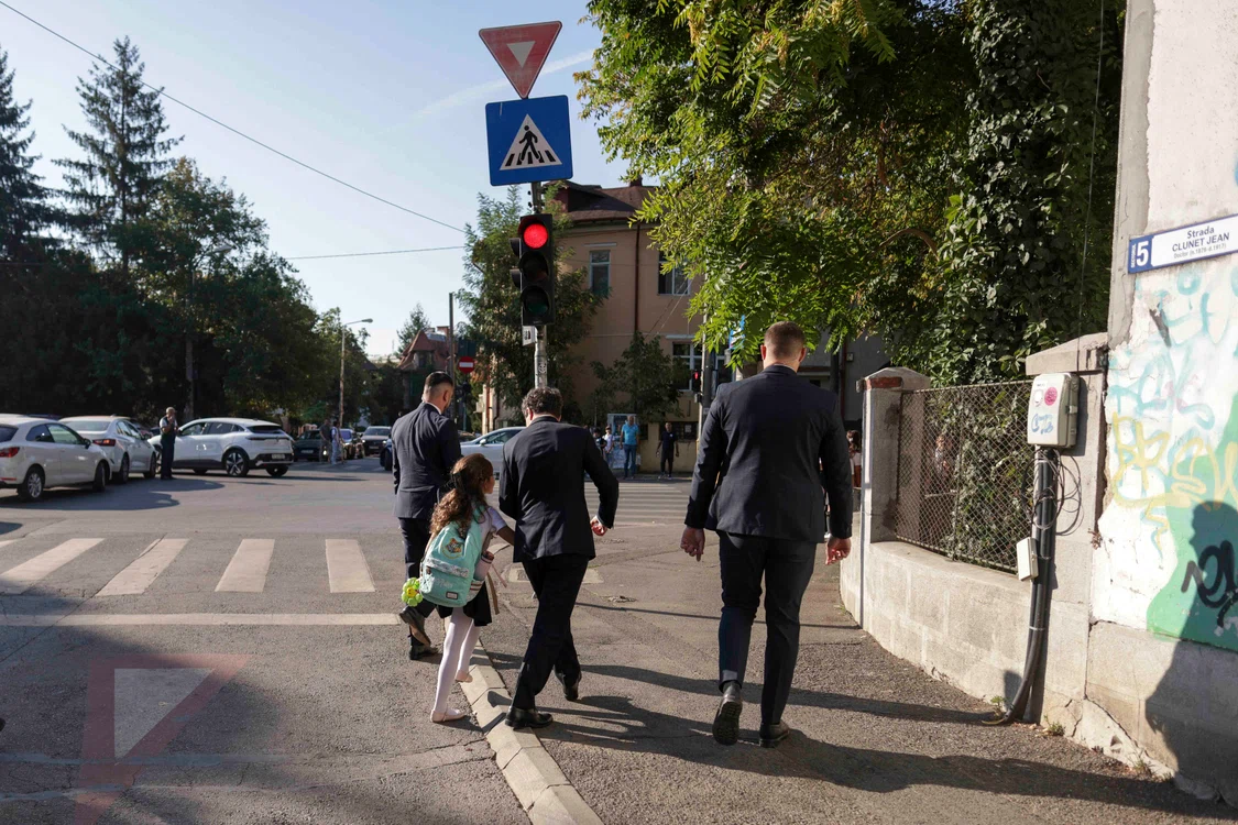 Nicușor Dan își duce fetița la școală în fiecare dimineață. FOTO Inquam Photos / Octav Ganea