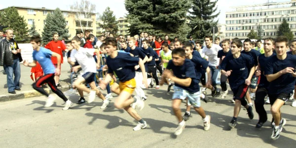 Elevii s-au întrebuinţat serios la concursul de cross.
