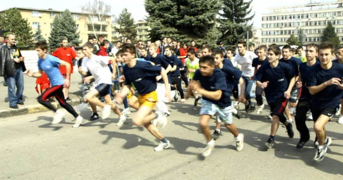 Elevii s-au întrebuinţat serios la concursul de cross.