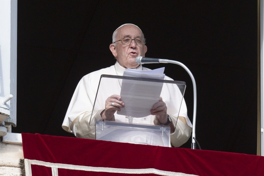 „Oamenii își pierd atenția și adorm”. Ce recomandări le-a făcut Papa Francisc preoţilor catolici