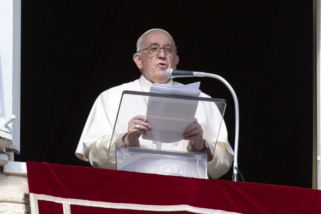 Papa Francisc se recuperează după o intervenție chirurgicală FOTO Profimedia