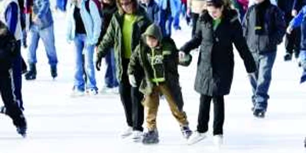 Zeci de suceveni de toate vârstele au încercat gheaţa cea nouă de la Areni