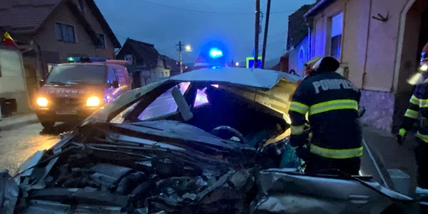 Imagini de coşmar pe DN 14 în Axente Sever - Sibiu în urma coliziunii dintre un TIR şi o maşină o persoană a murit Foto Adevărul