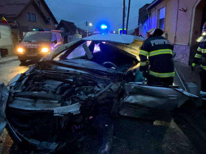 Imagini de coşmar pe DN 14 în Axente Sever - Sibiu în urma coliziunii dintre un TIR şi o maşină o persoană a murit Foto Adevărul