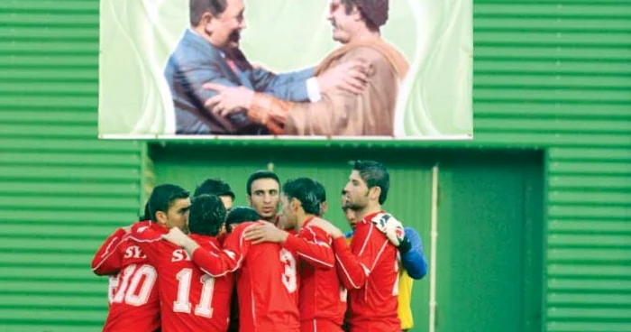 Fotbaliştii libieni au jucat mulţi ani în umbra lui Gaddafi (dreapta)
