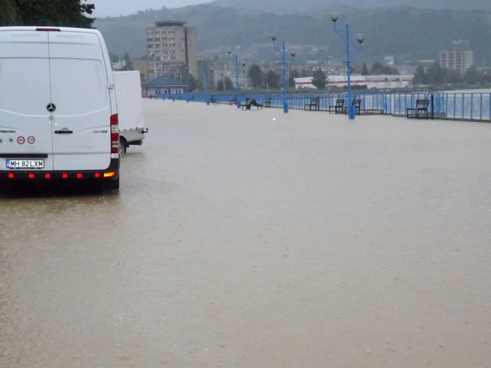 Faleza şi artera principală din Orşova acoperite de apă FOTO Corina Macavei