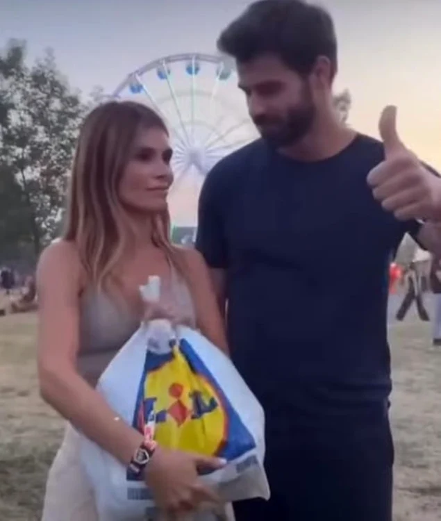 Cei doi influenceri şi punga cu produse, pe care au aruncat-o. Foto: captură video