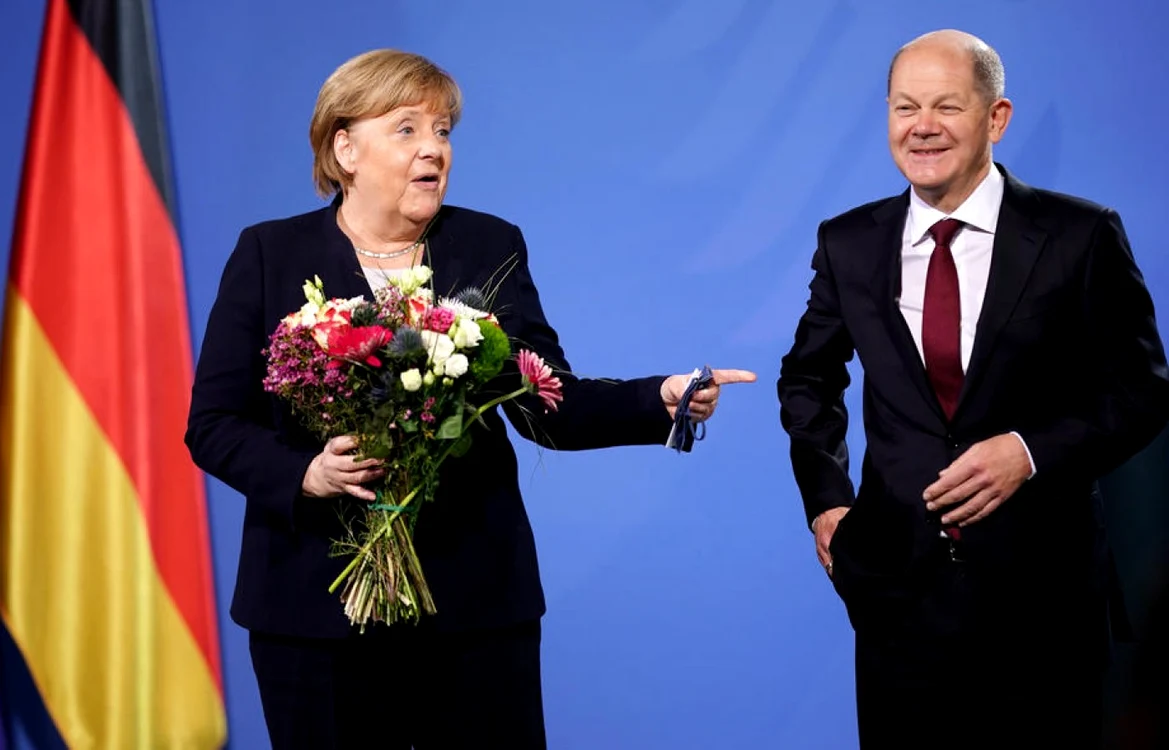 Angela Merkel şi Olaf Scholz în cadrul ceremoniei de transferare a puterii FOTO EPA-EFE